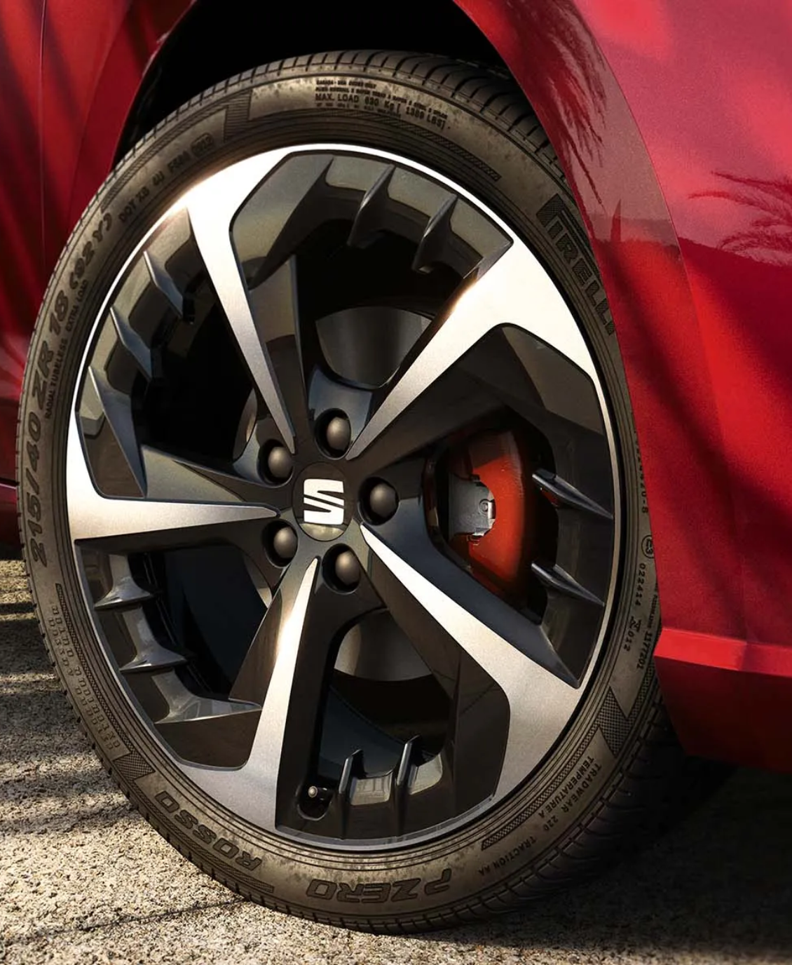 Imagen del Seat Ibiza Rojo del renting flexible sin entrada del grupo stellantis, alquiler flexible, que ofrece suscripción de coches en España