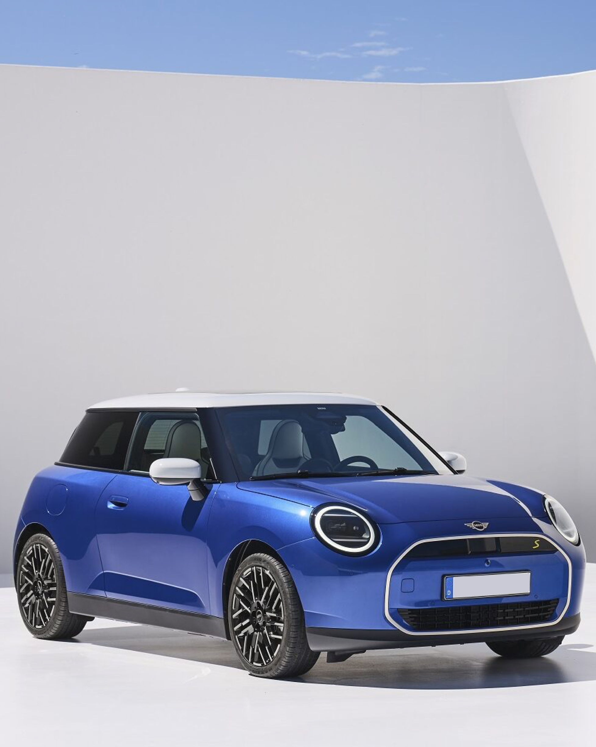 imagen de un mini cooper azul del renting flexible de alquiler flexible de stellantis