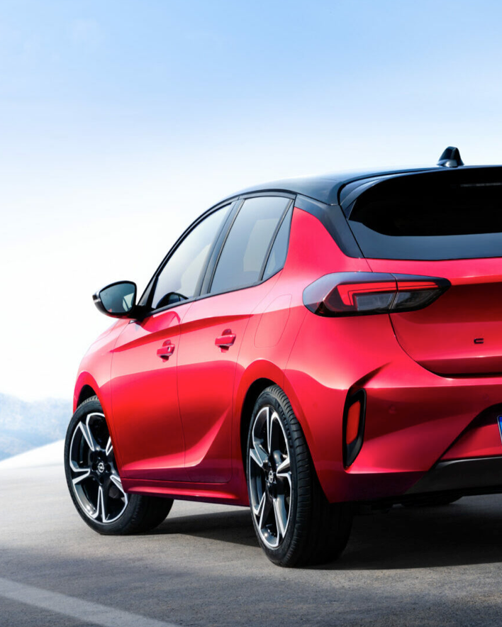 renting sin entrada del opel corsa que muestra un opel corsa color rojo con el techo negro