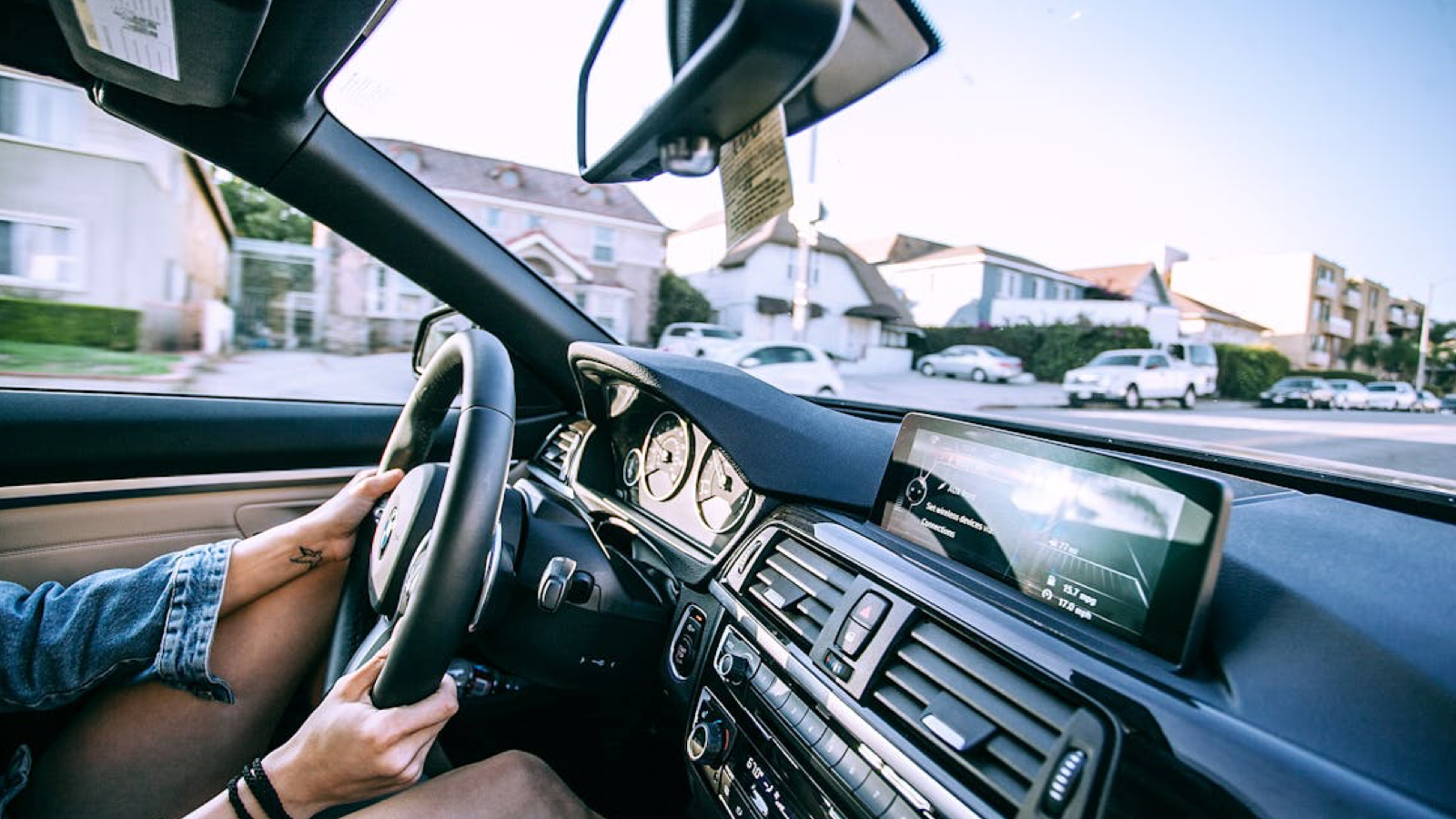imagen de un conductor al volante disfrutando de su vehiculo de renting mensual de Alquiler flexible